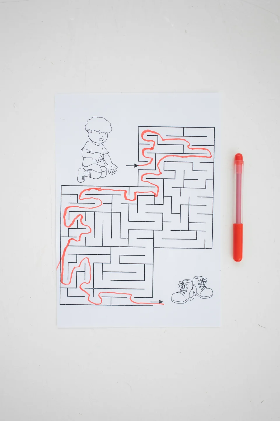 Worksheet labirin yang sudah diselesaikan anak di meja